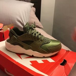 Womans size 7 huarache